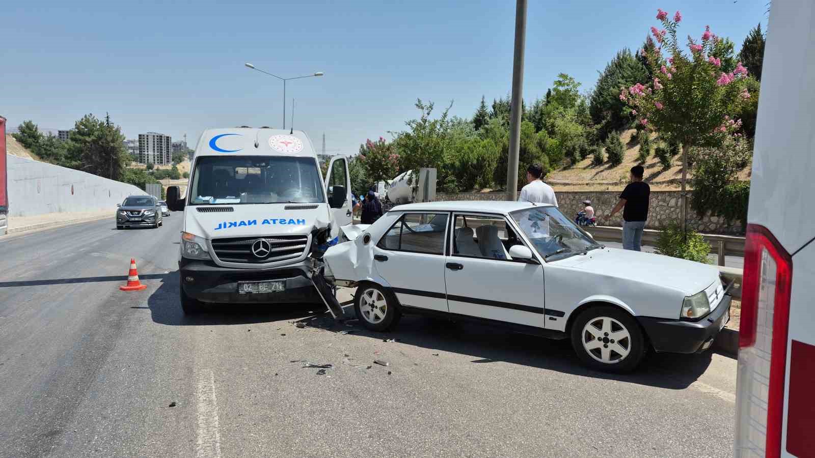 Hasta nakil aracı arızalanan otomobile çarptı: 1 yaralı