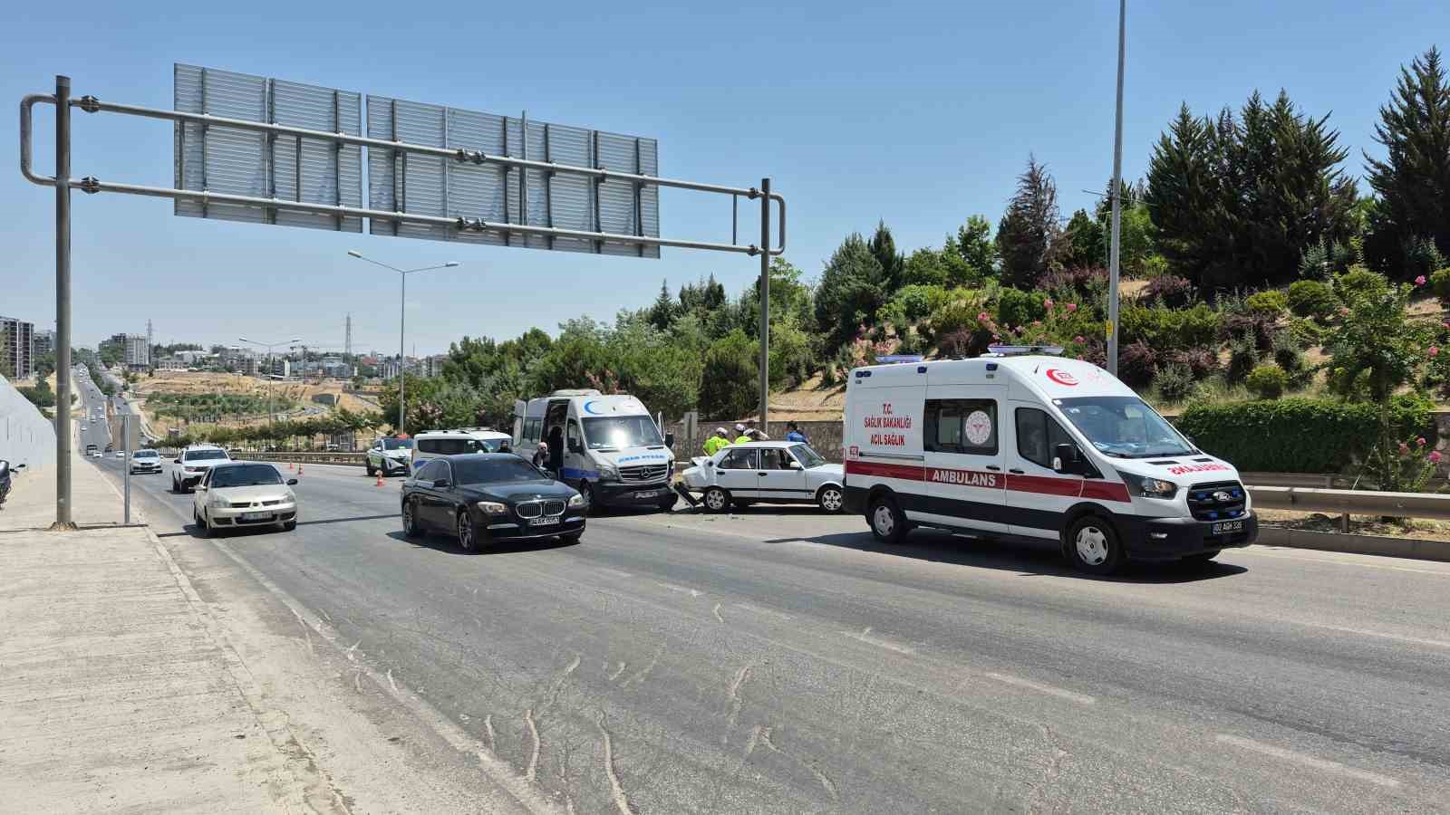 Hasta nakil aracı arızalanan otomobile çarptı: 1 yaralı