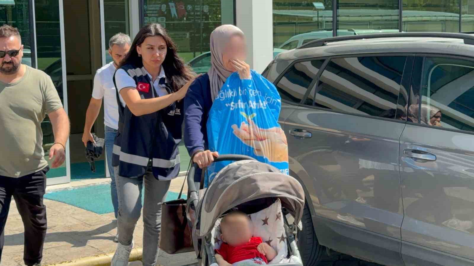 Bebek arabasında 1 kilo metamfetaminle yakalanan karı-koca tutuklandı