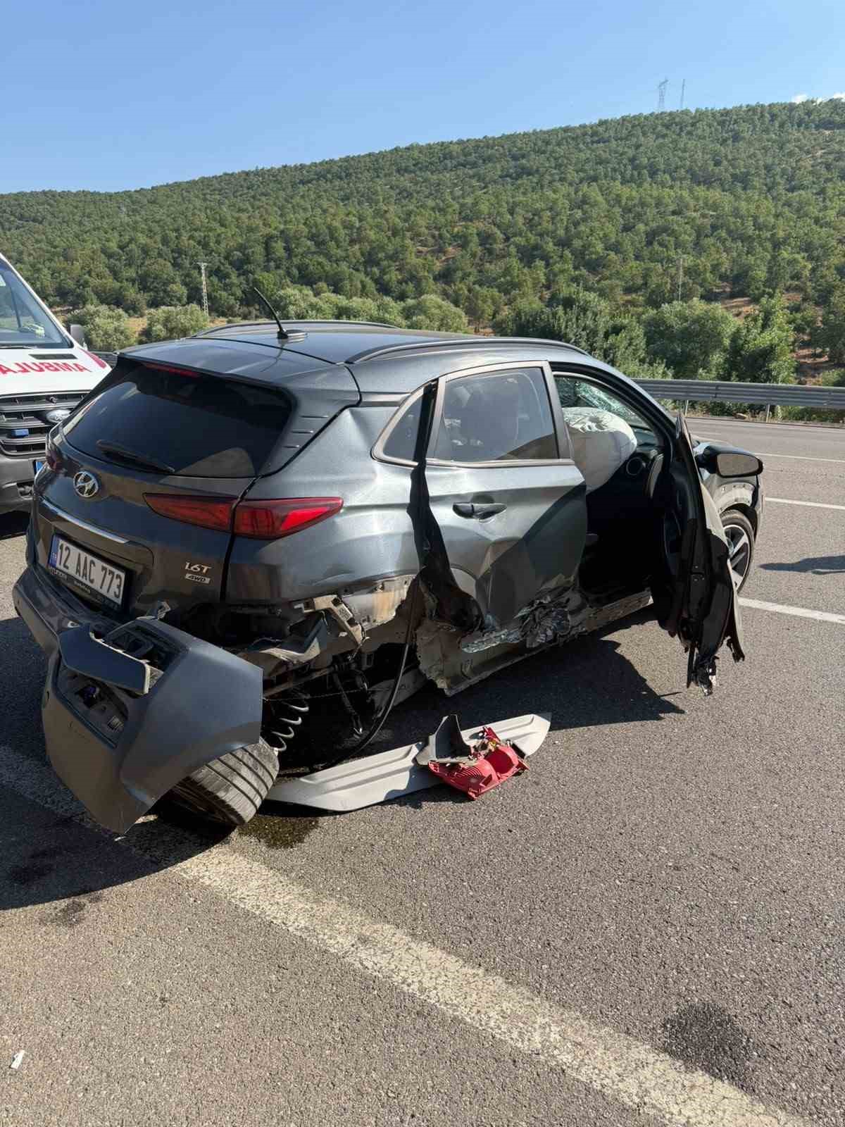 Bingöl’de otomobil bariyerlere çarptı: 2 yaralı