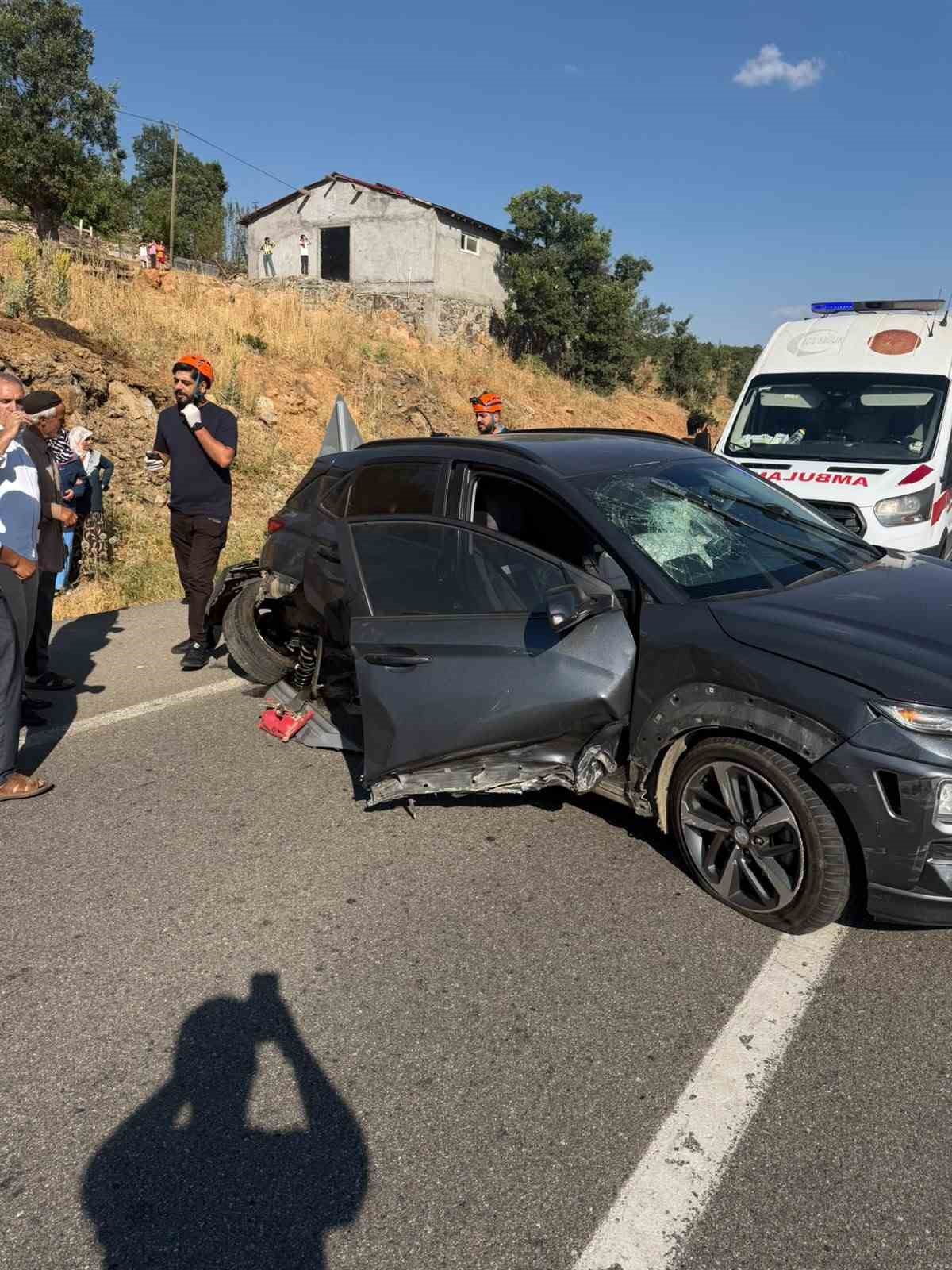 Bingöl’de otomobil bariyerlere çarptı: 2 yaralı