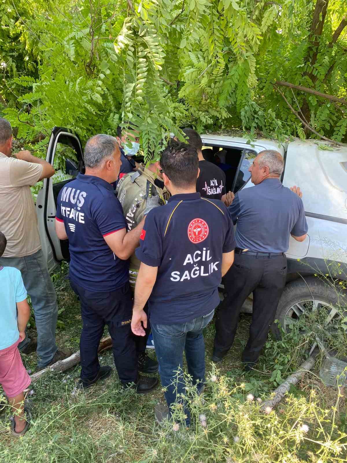 Muş’ta kamyonet şarampole devrildi: 2 yaralı