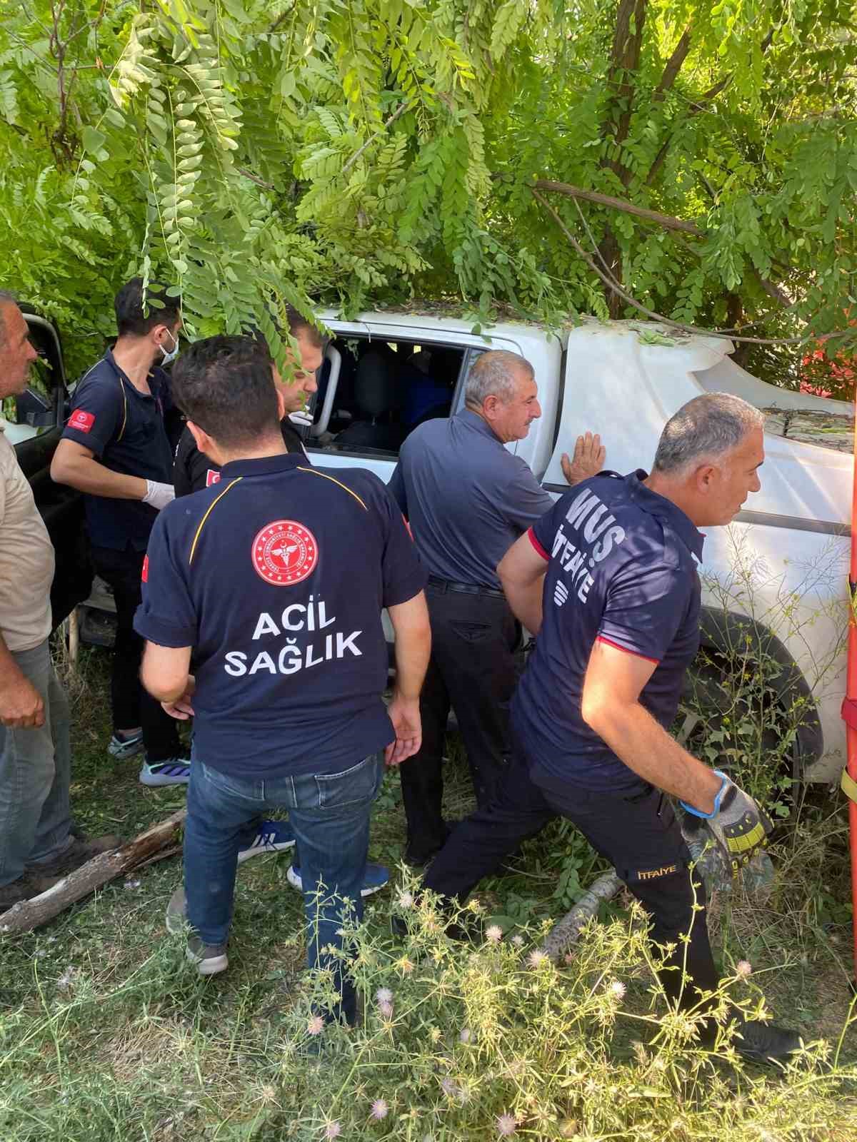 Muş’ta kamyonet şarampole devrildi: 2 yaralı