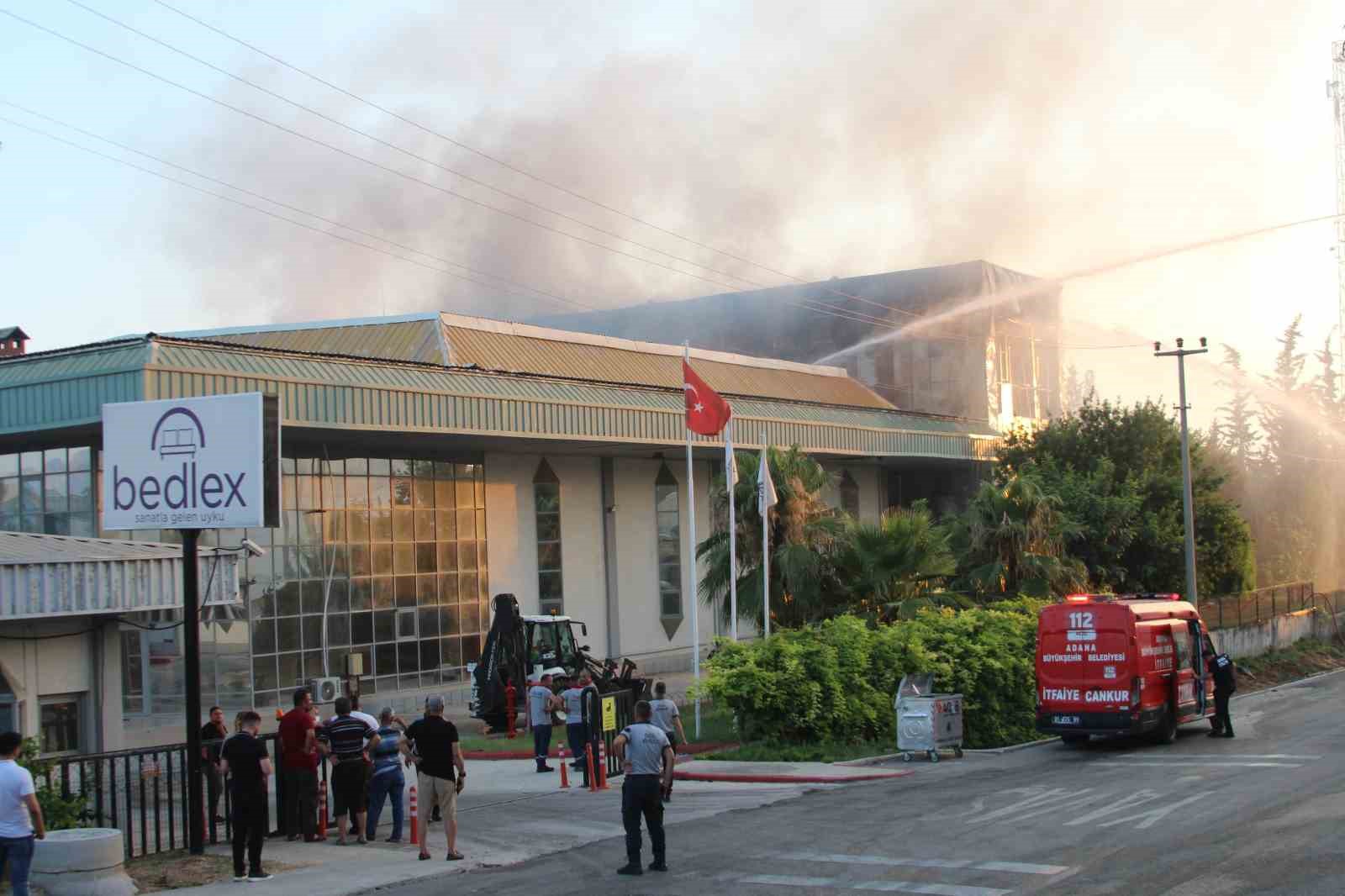 Adana’da yatak fabrikasında yangın: Soğutma çalışmaları devam ediyor
