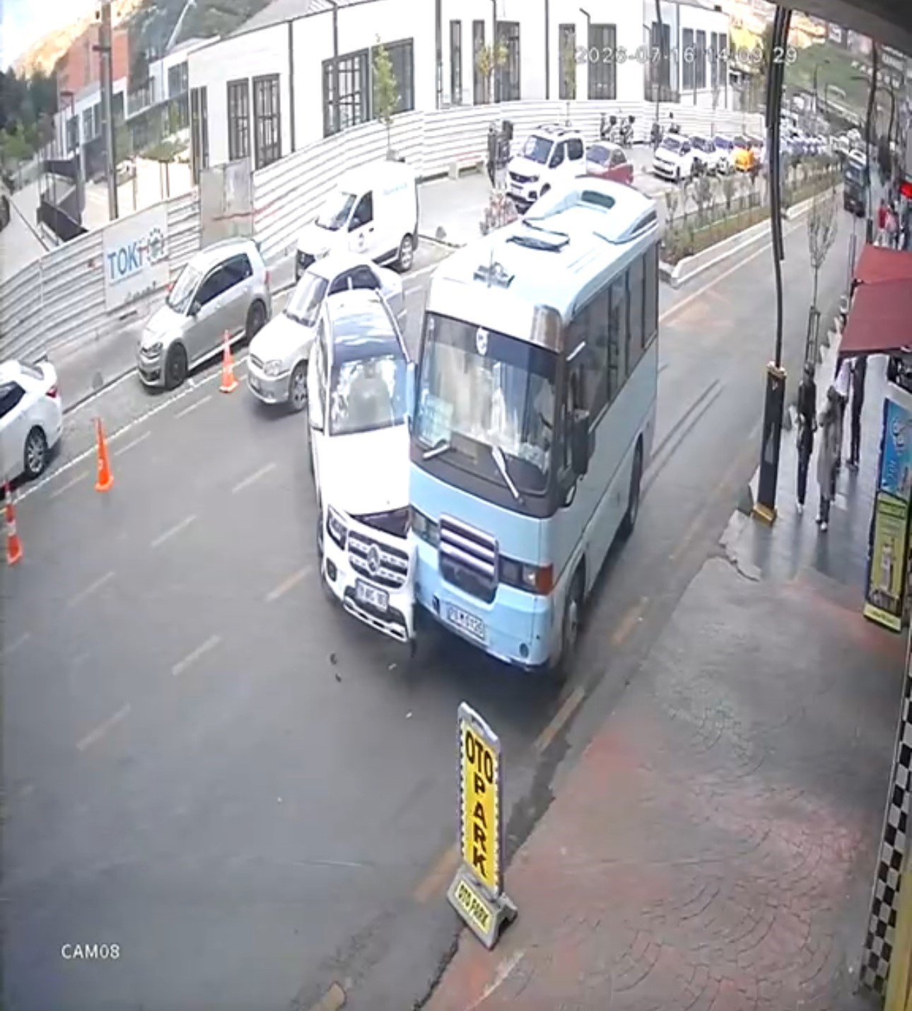 Cip ile yolcu minibüsünün çarpıştığı anlar kamerada