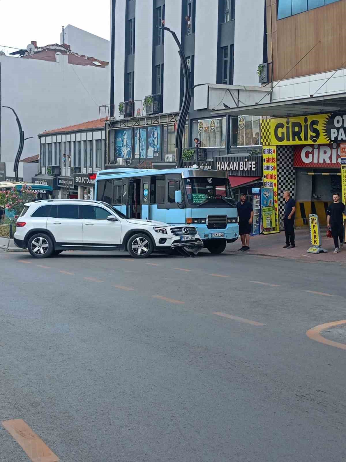 Cip ile yolcu minibüsünün çarpıştığı anlar kamerada