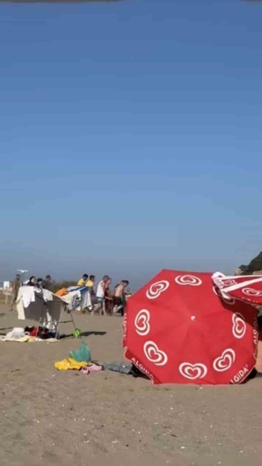 Denizde boğulma tehlikesi geçiren kişiyi vatandaşlar kurtardı