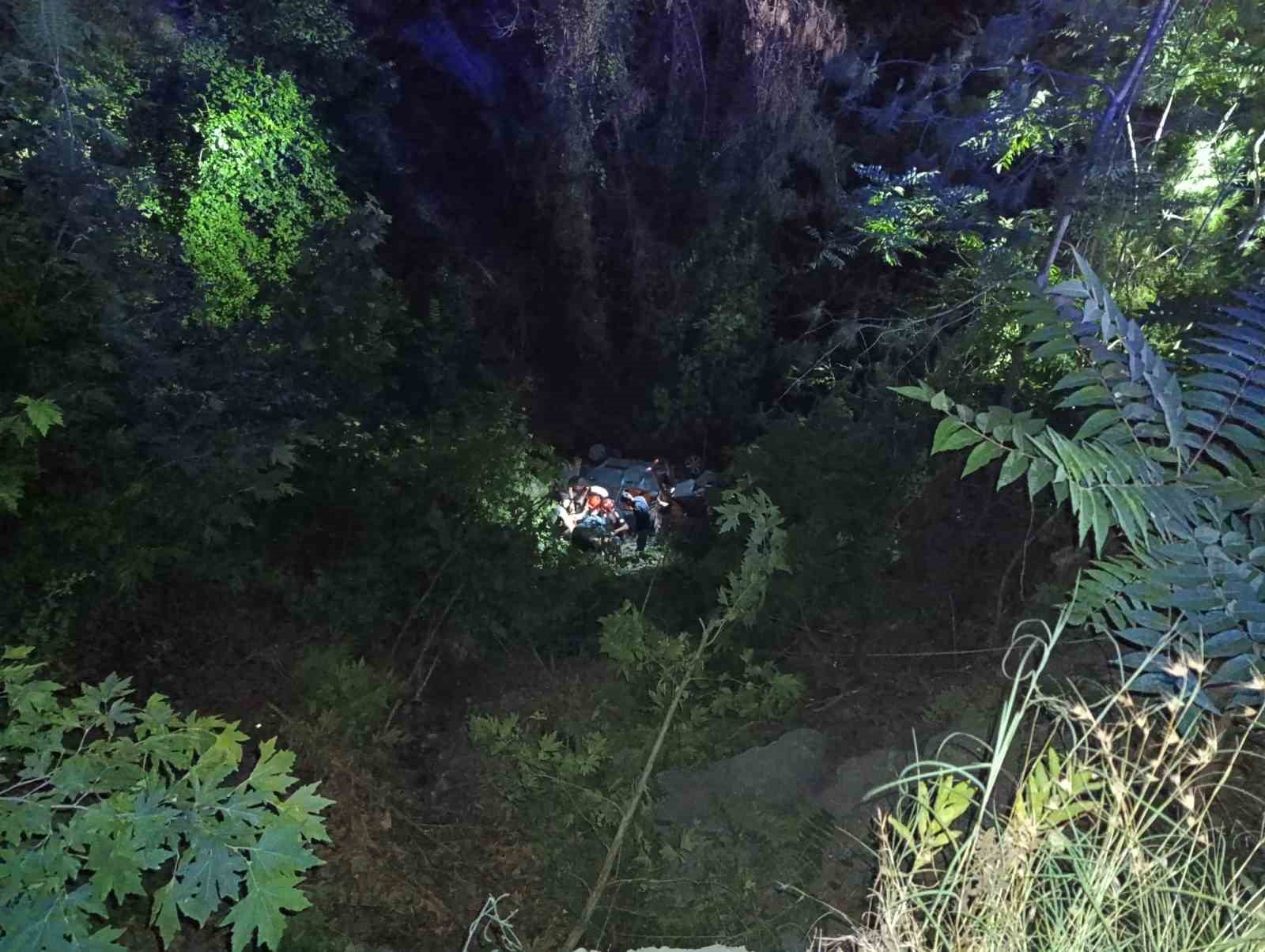Otomobilde uçurumdan uçtu: anne, baba ve 3 evladı yaralandı