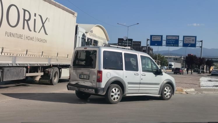 İnegöl’de motosiklet hafif ticari araca arkadan çarptı: O anlar kamerada