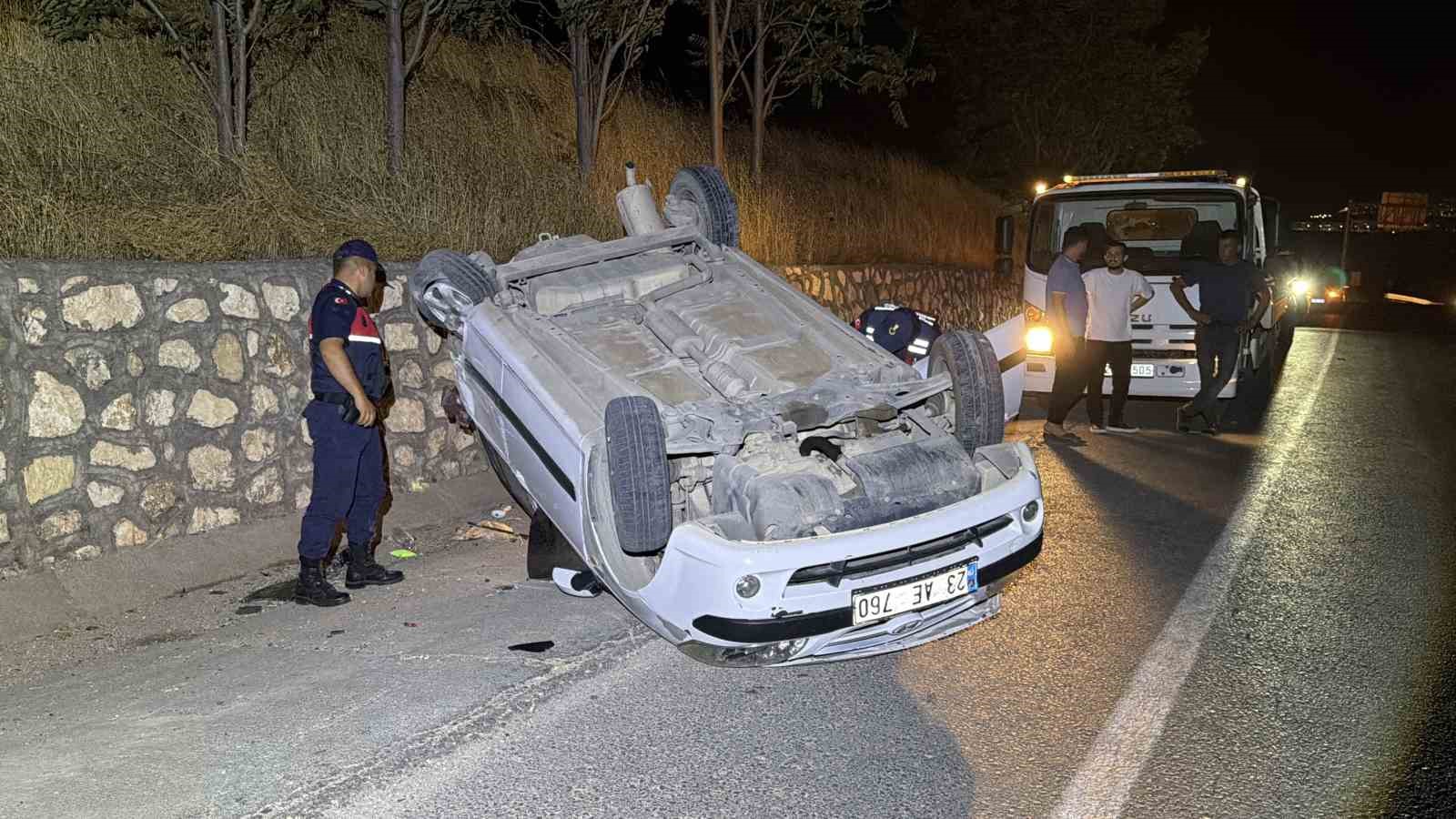 Otomobil istinat duvarına çarparak takla attı: 2 yaralı