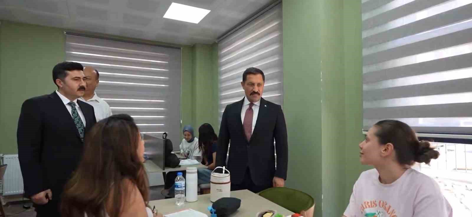 Yayladağı ilçe halk kütüphanesi hizmete açıldı