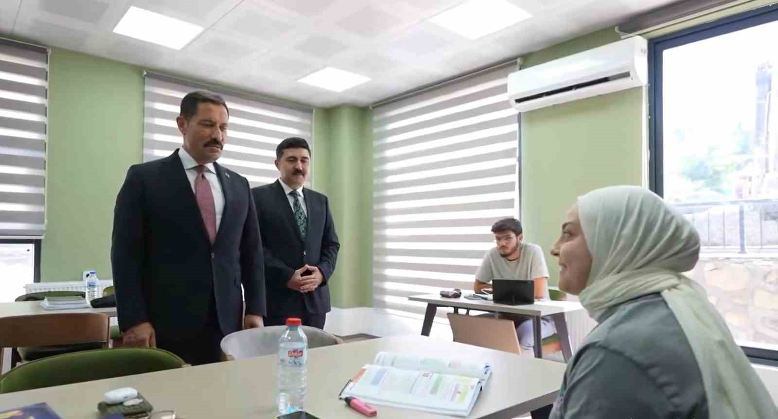 Yayladağı ilçe halk kütüphanesi hizmete açıldı