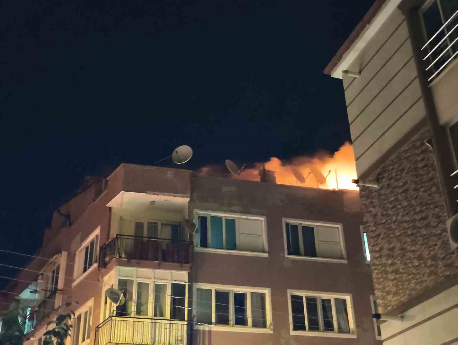 Denizli’de yanan çatıya hortumla çıkan vatandaş mahalleliye ecel terleri döktürdü
