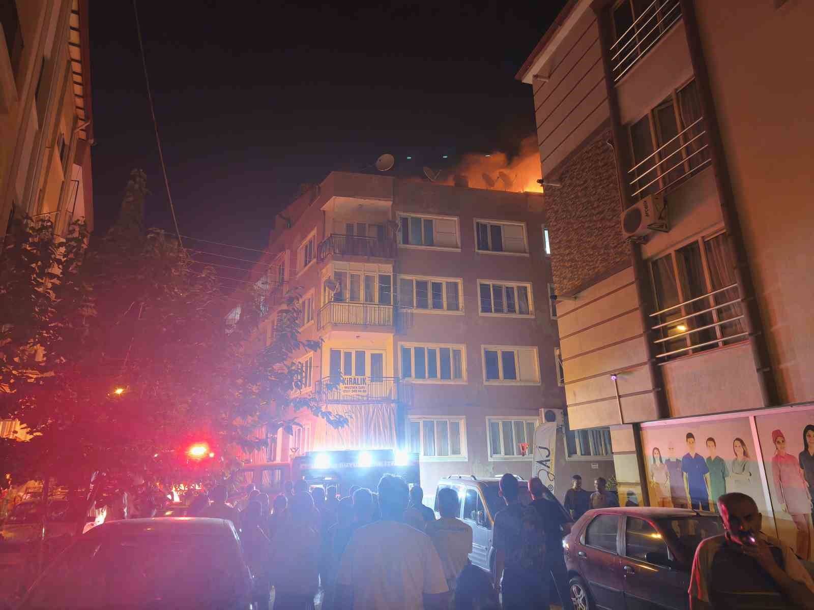 Denizli’de yanan çatıya hortumla çıkan vatandaş mahalleliye ecel terleri döktürdü