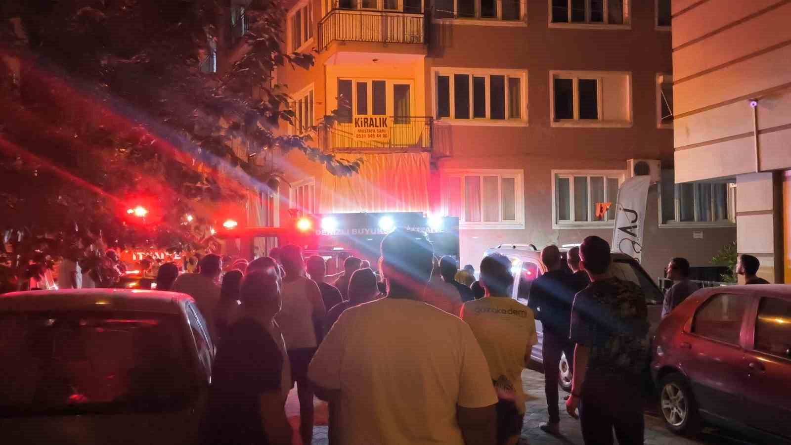 Denizli’de yanan çatıya hortumla çıkan vatandaş mahalleliye ecel terleri döktürdü