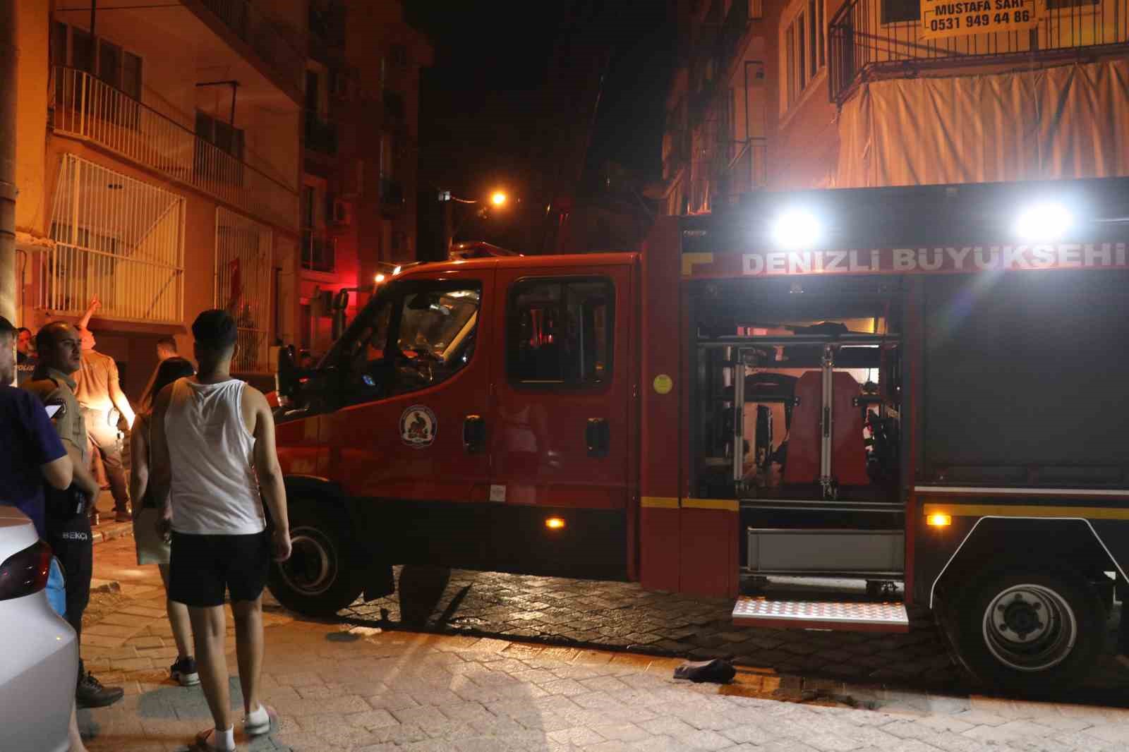 Denizli’de yanan çatıya hortumla çıkan vatandaş mahalleliye ecel terleri döktürdü
