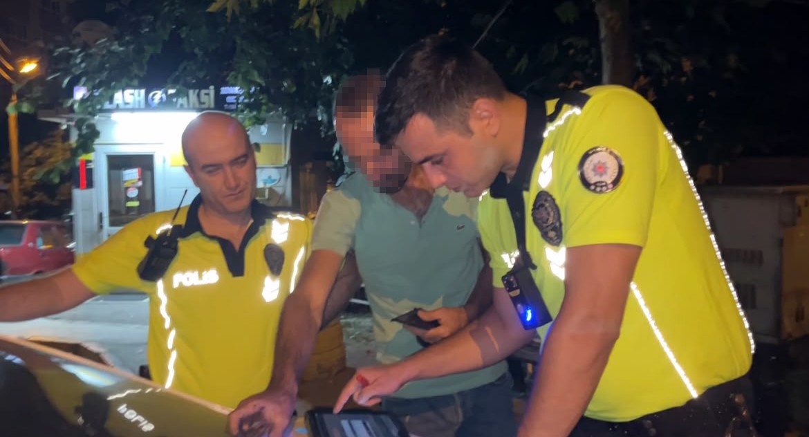 Bisikletiyle polislerin yanına geldi, 20 kat alkollü çıktı, kameraya şarkı söyledi