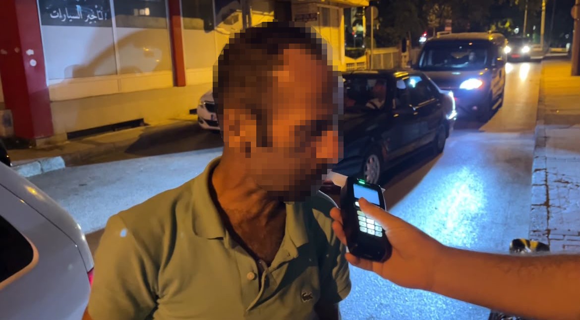 Bisikletiyle polislerin yanına geldi, 20 kat alkollü çıktı, kameraya şarkı söyledi