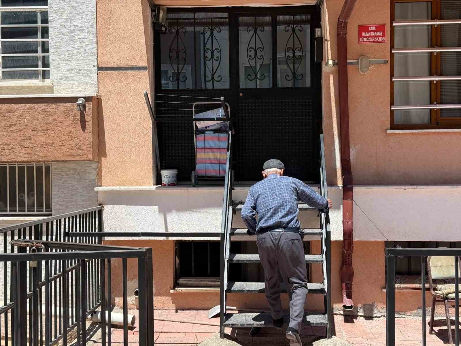 Sahte polisler yaşlı adamın önce elini öptüler sonra buzluktaki 351 bin TL’lik altınları götürdüler