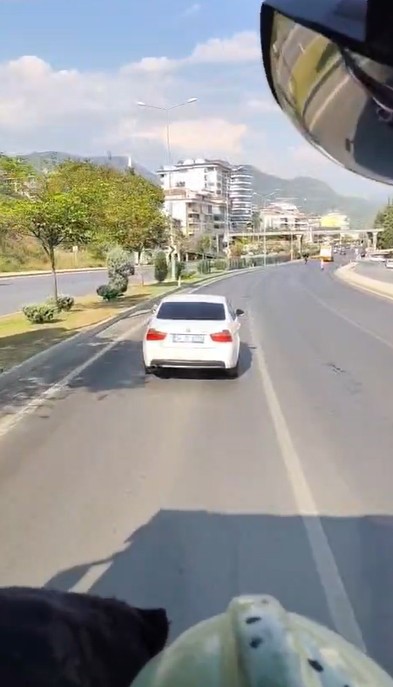 Alanya’da itfaiyeye yol vermeyen otomobil sürücüsüne 46 bin TL ceza