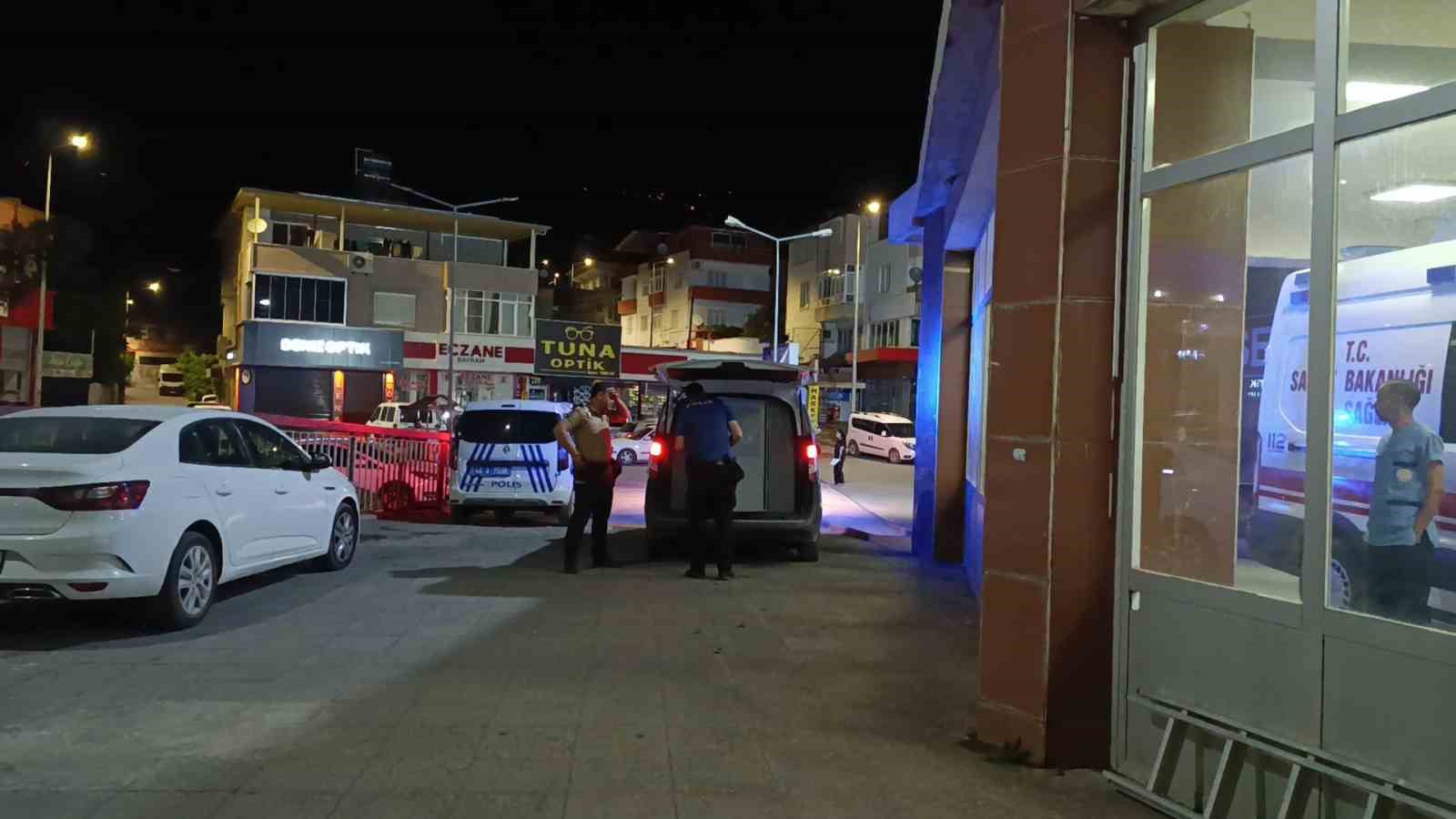 Babasını darp eden ağabeyini bıçaklandı