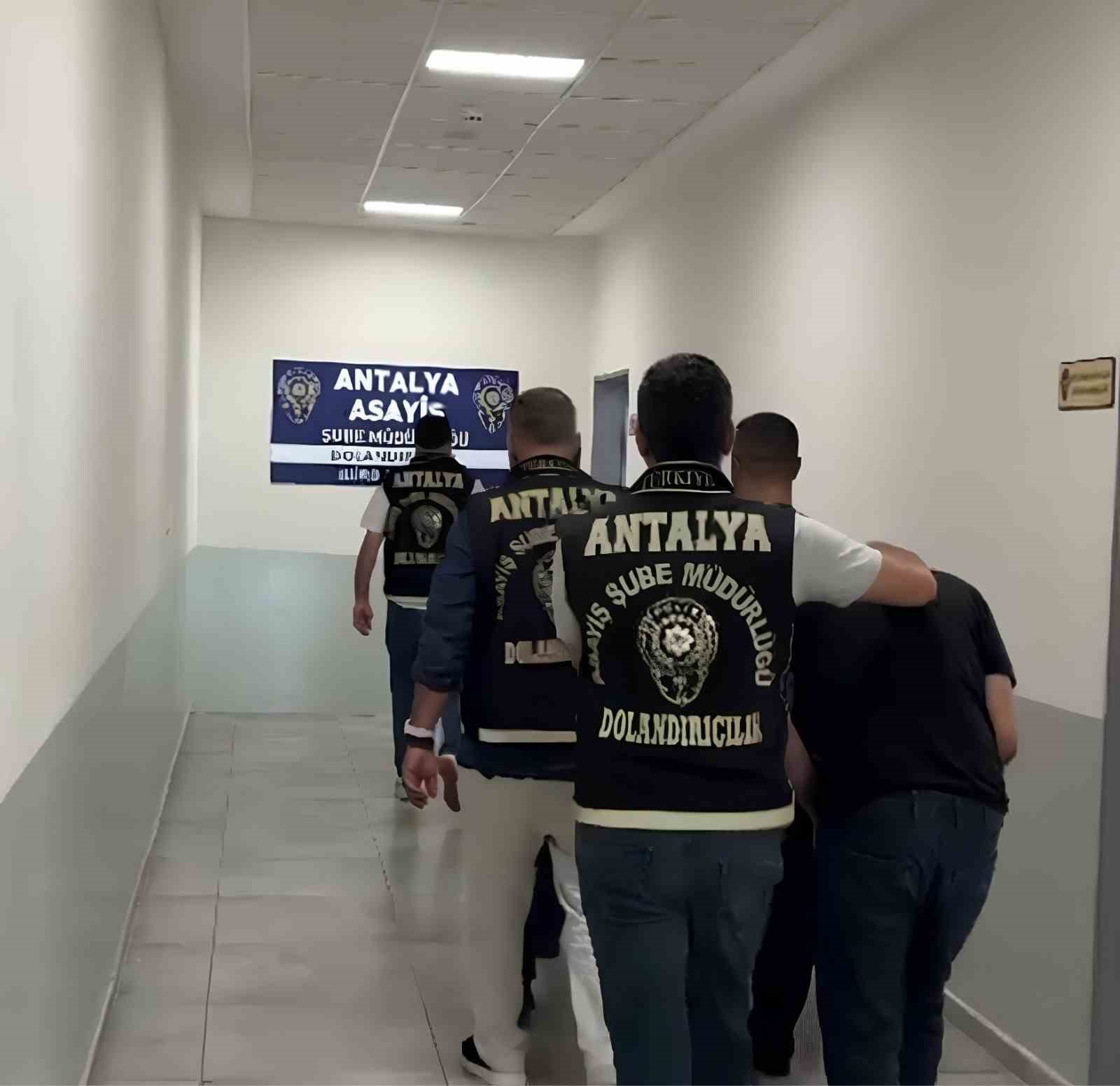 Kuyumculara sahte altın diş satan şüphelilere, polisten ’Gülen yüz’ operasyonu