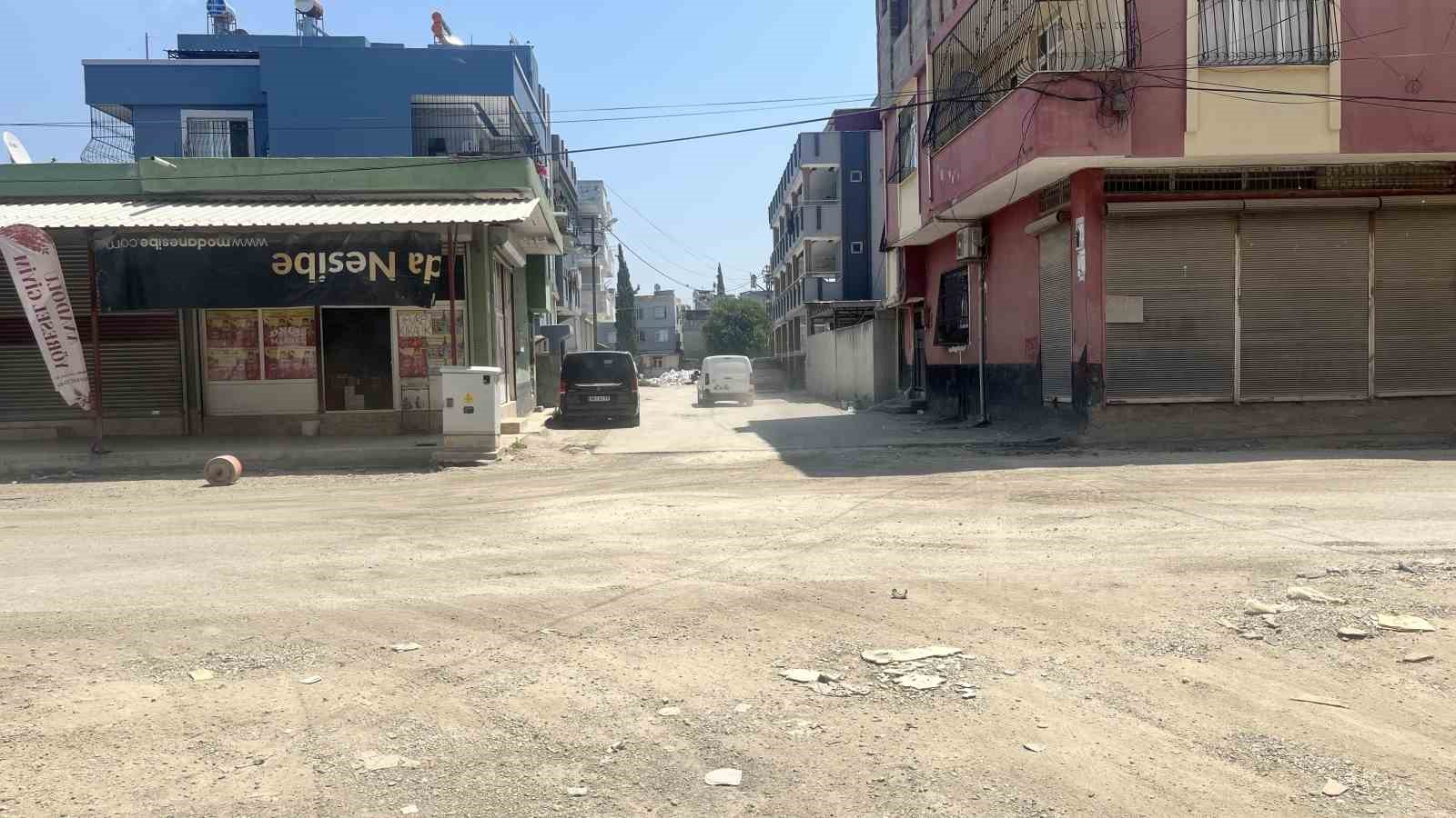 Bozuk yollar mahalleliyi isyan ettirdi