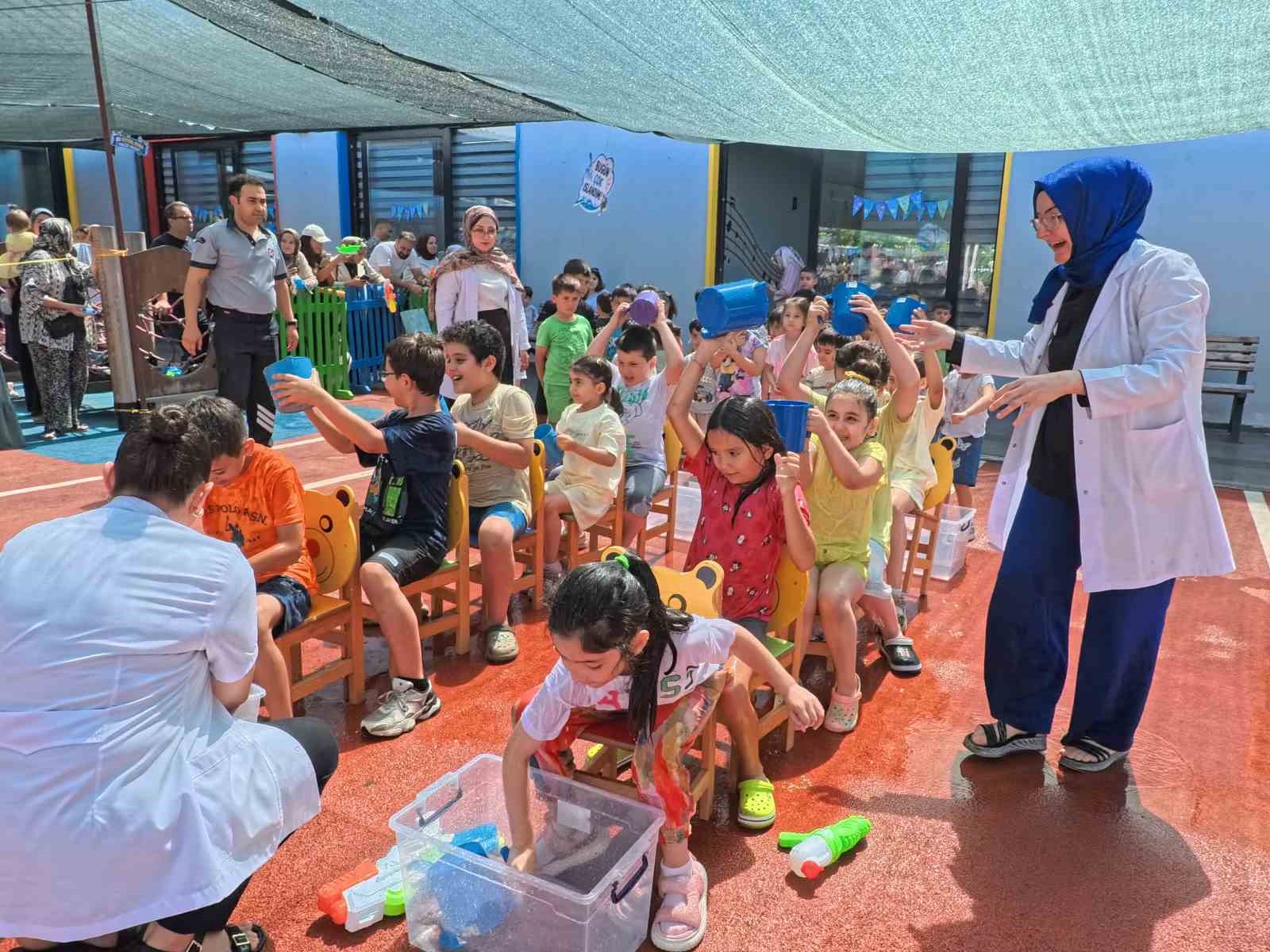 Büyükşehirden çocuklara unutulmaz yaz etkinliği: Çocuk kütüphanesinde su oyunları