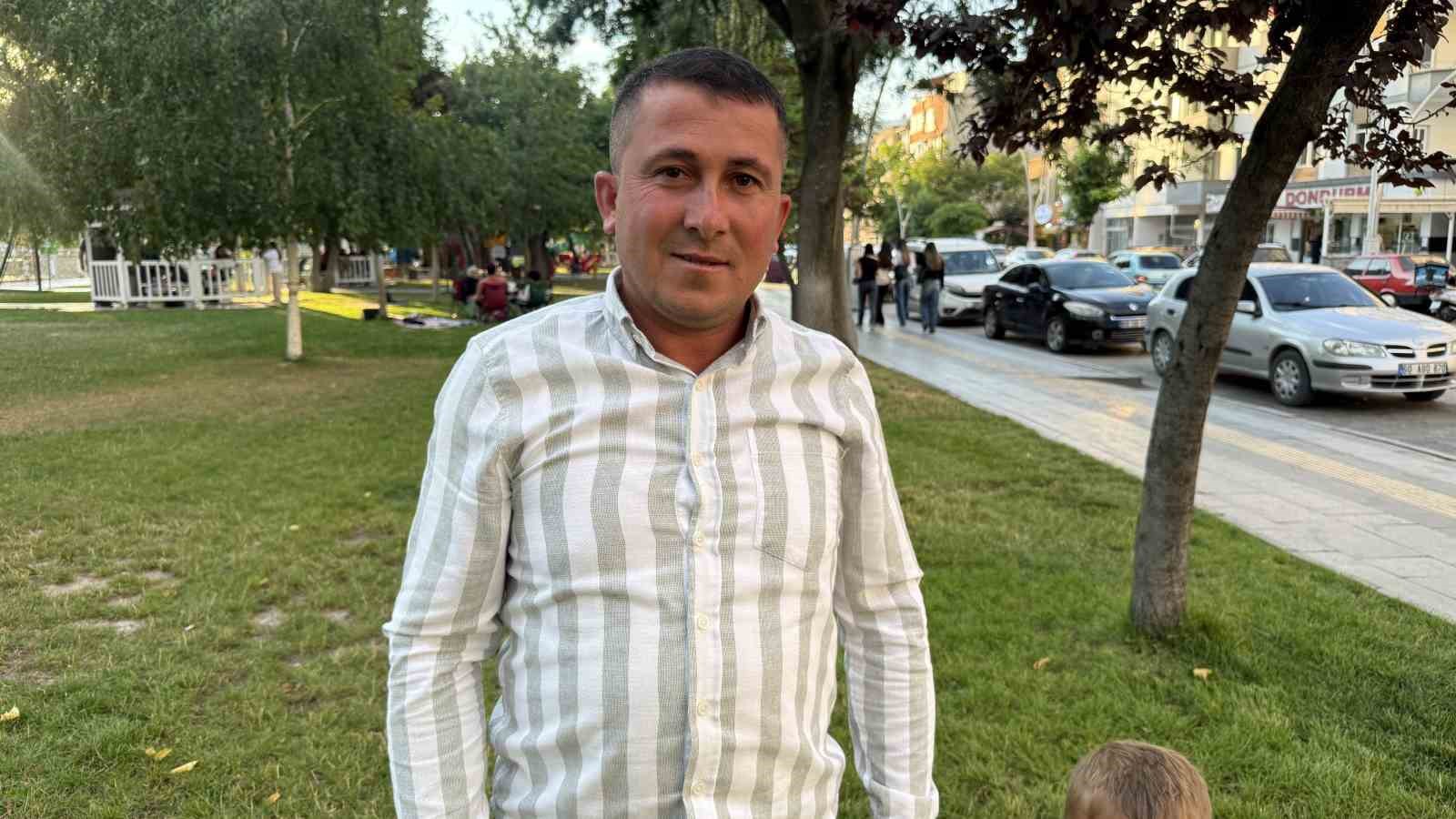 Vücuduna tutunan kene ile yüzük takma merasimine katılan besici, tehlikeyi hiçe sayarak "Keneyi besiye aldık" dedi