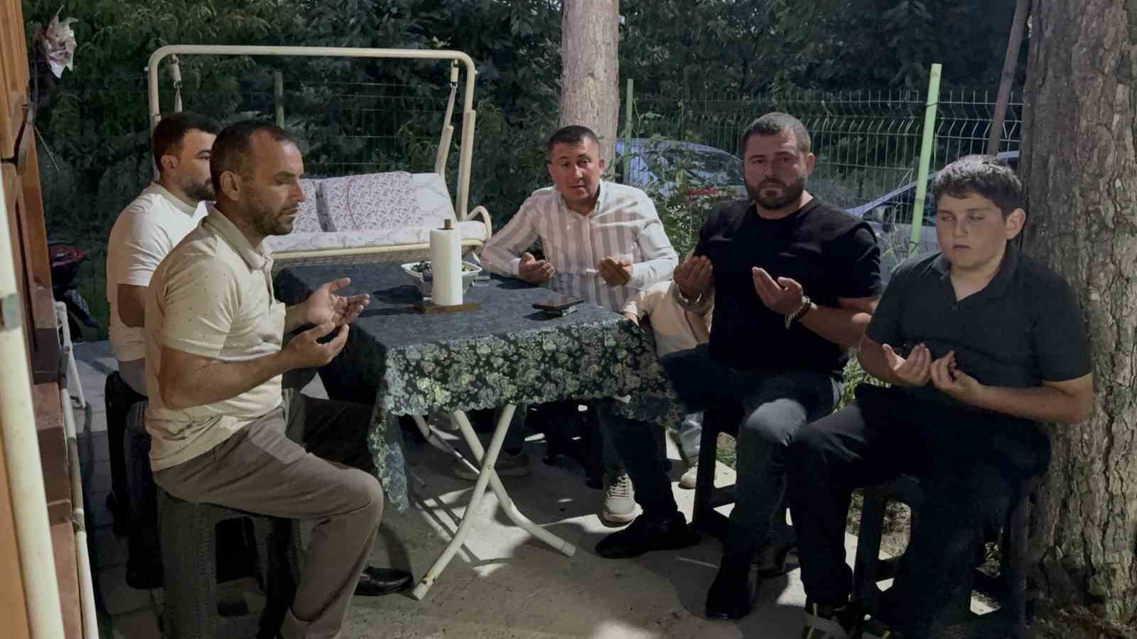 Vücuduna tutunan kene ile yüzük takma merasimine katılan besici, tehlikeyi hiçe sayarak "Keneyi besiye aldık" dedi