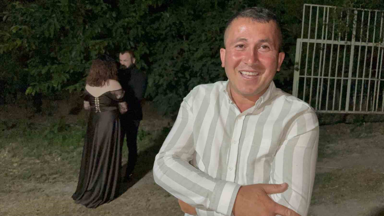 Vücuduna tutunan kene ile yüzük takma merasimine katılan besici, tehlikeyi hiçe sayarak "Keneyi besiye aldık" dedi