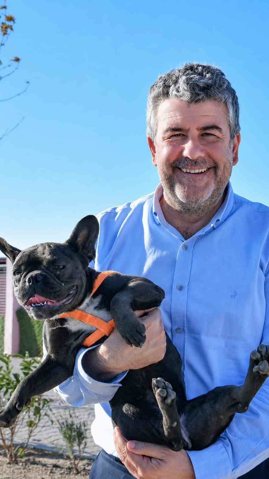 Şiddet gören köpeği Başkan Mesut Akbıyık sahiplendi