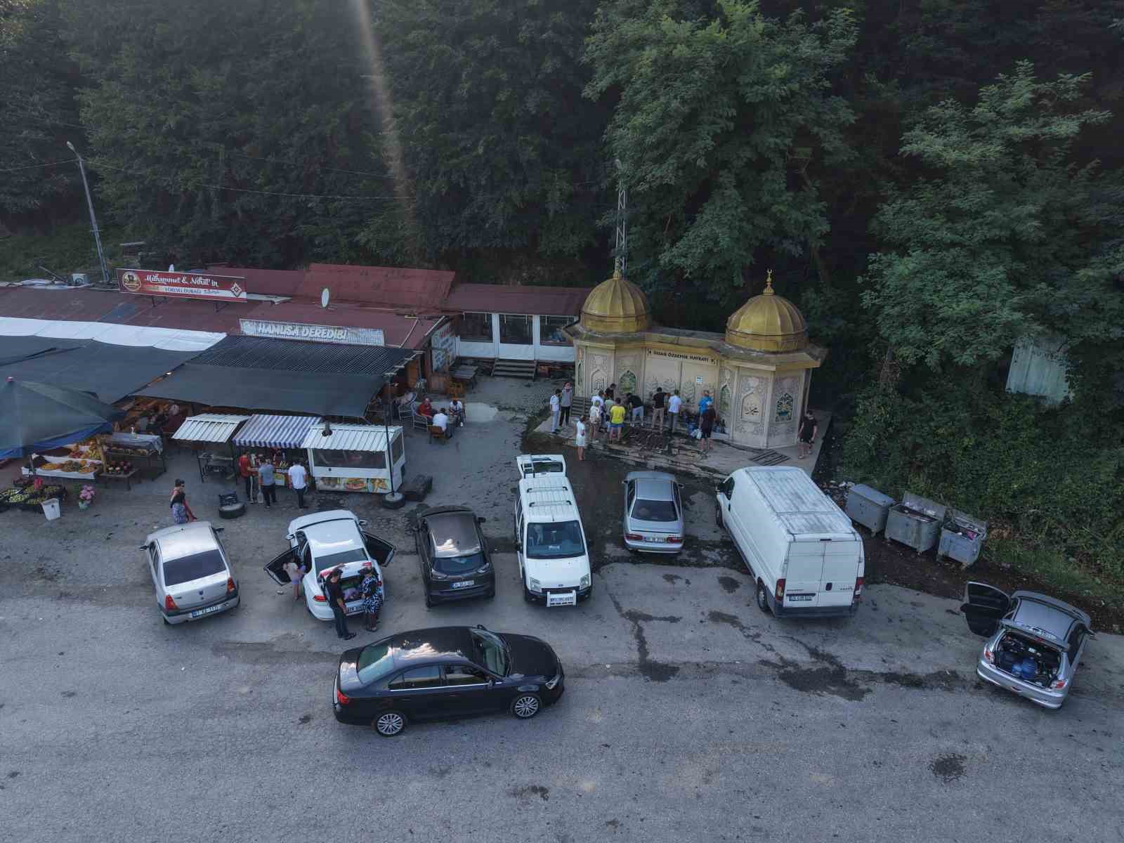 Bu su için şehir dışından geliyorlar