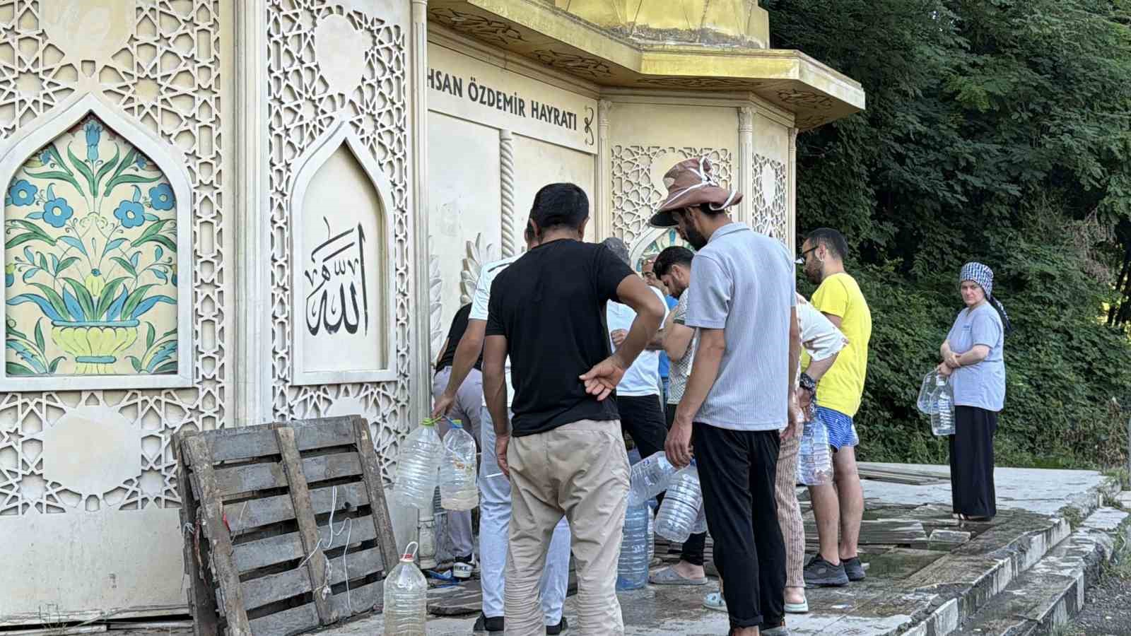 Bu su için şehir dışından geliyorlar