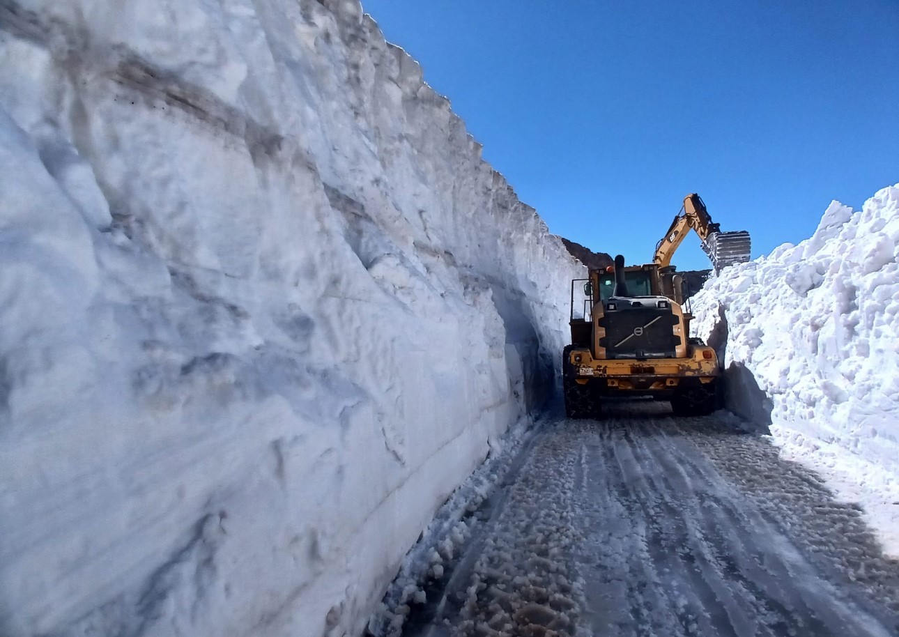 Temmuz ayında 6 metrelik karda yol açma çalışması