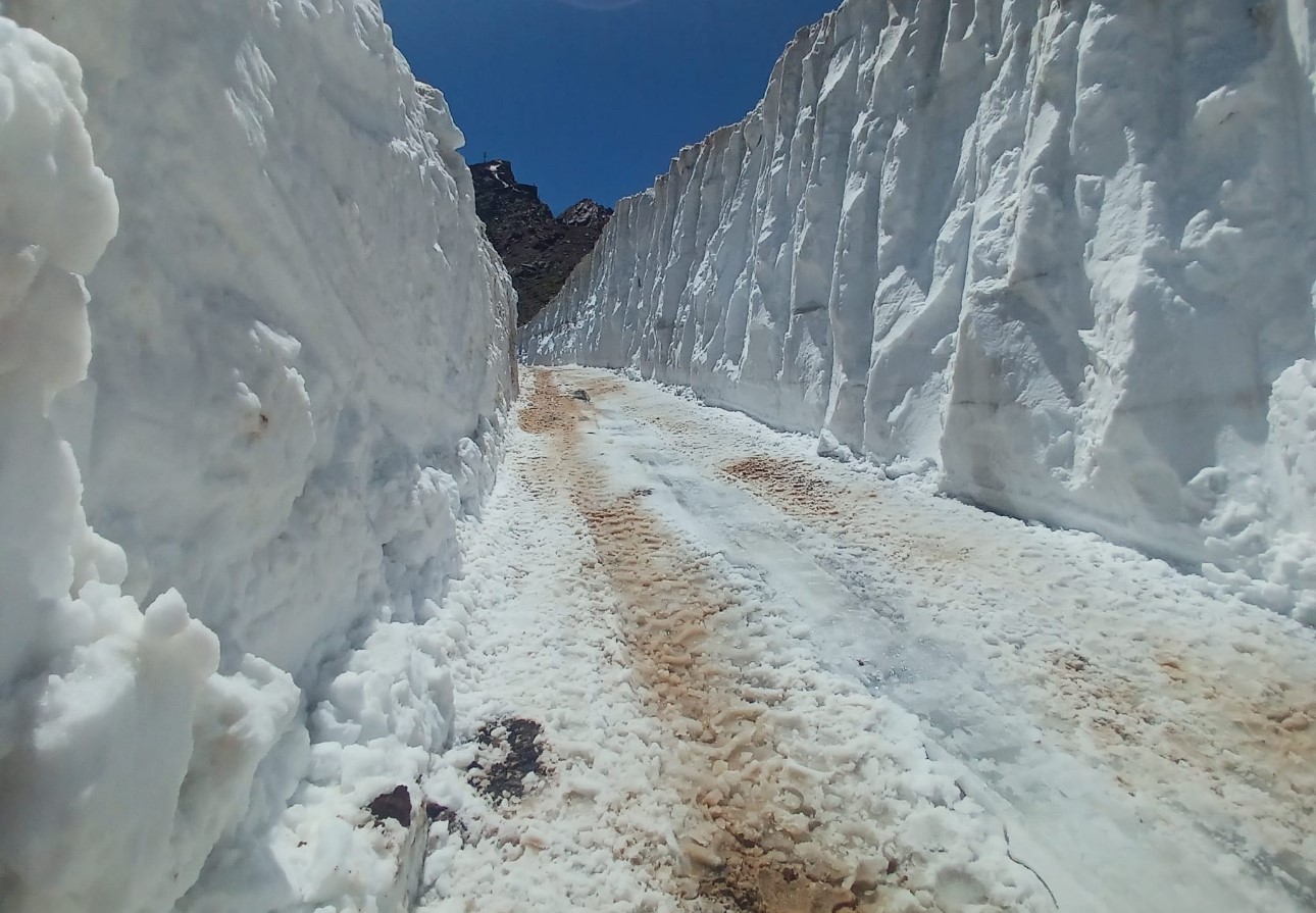 Temmuz ayında 6 metrelik karda yol açma çalışması