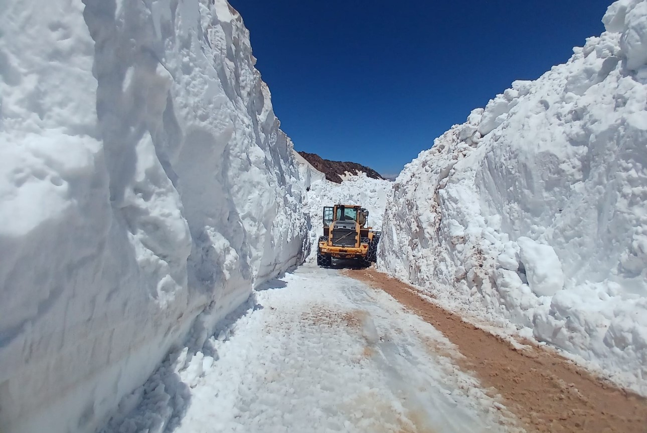 Temmuz ayında 6 metrelik karda yol açma çalışması
