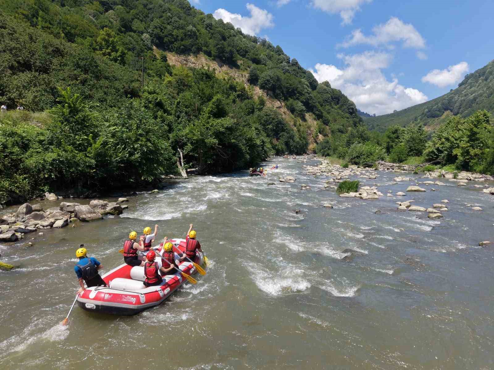 Gençler 12 kilometre kürek çekti