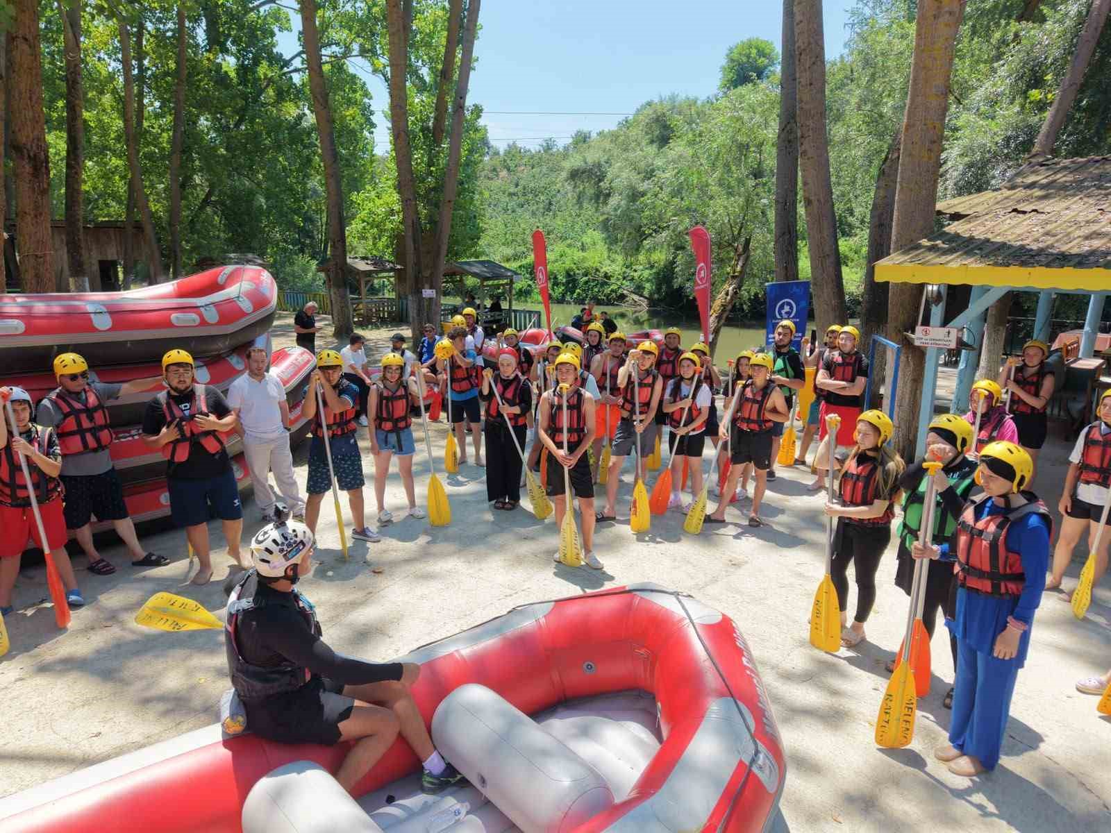 Gençler 12 kilometre kürek çekti