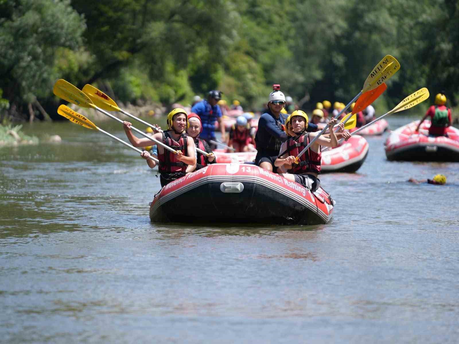 Gençler 12 kilometre kürek çekti