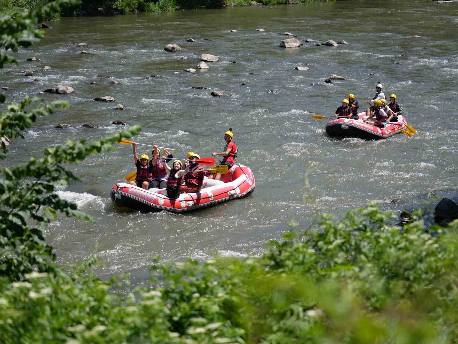 Gençler 12 kilometre kürek çekti