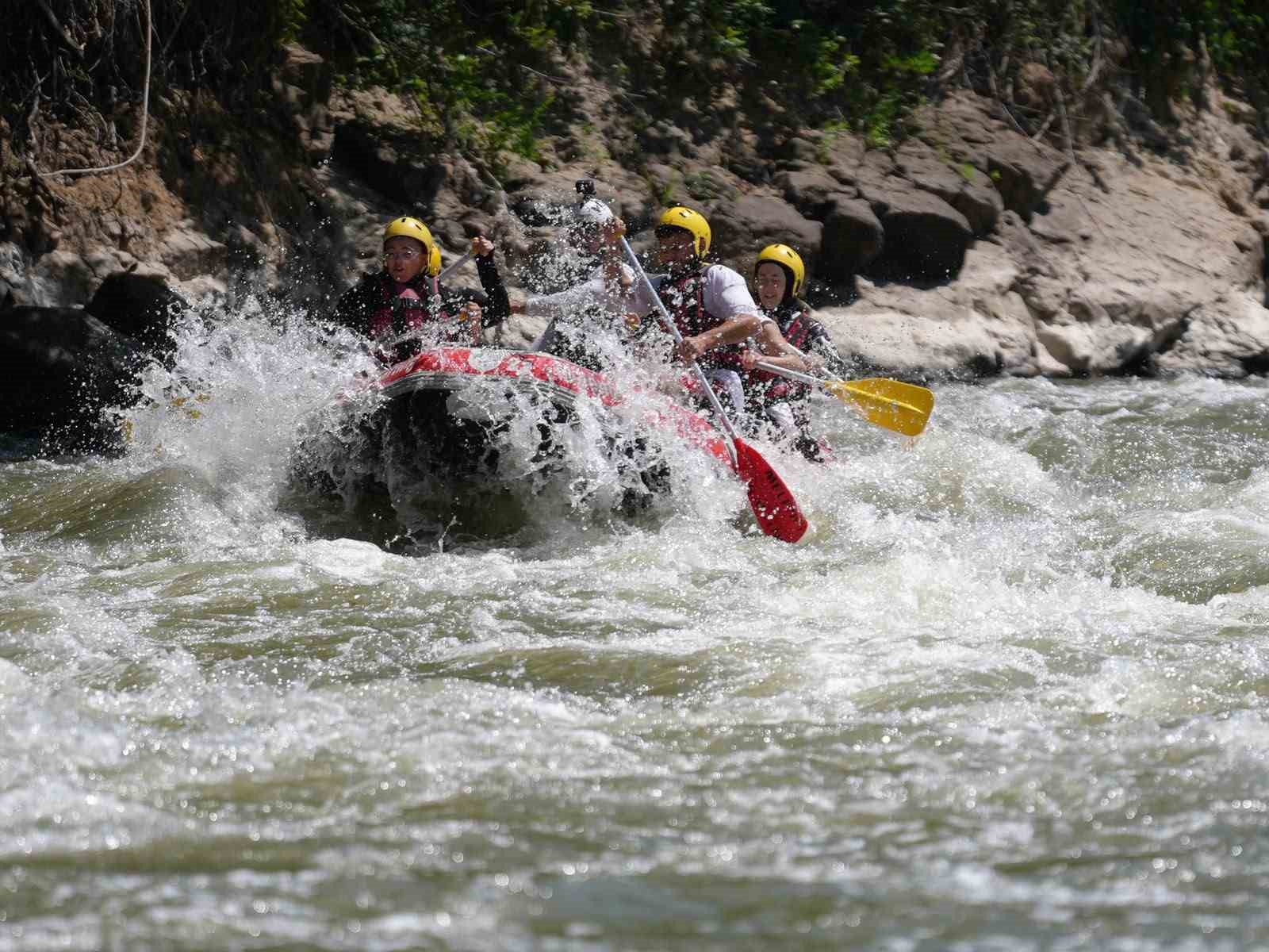 Gençler 12 kilometre kürek çekti