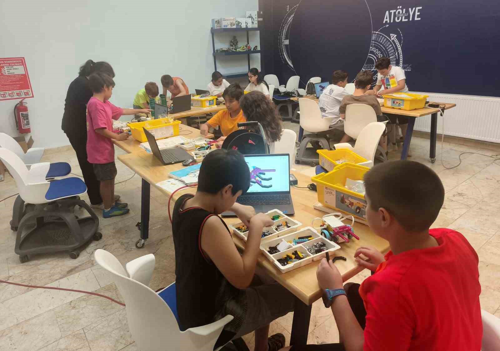 Bilim Sincan’da geleceğin mühendisleri kendi robotlarını üretiyor