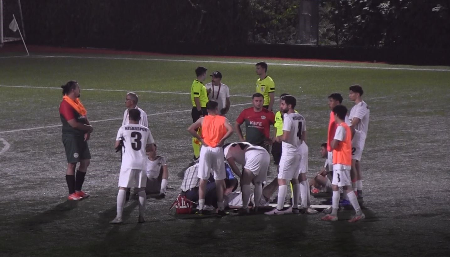 Denizli’de rakibiyle çarpışan futbolcu hastaneye götürüldü