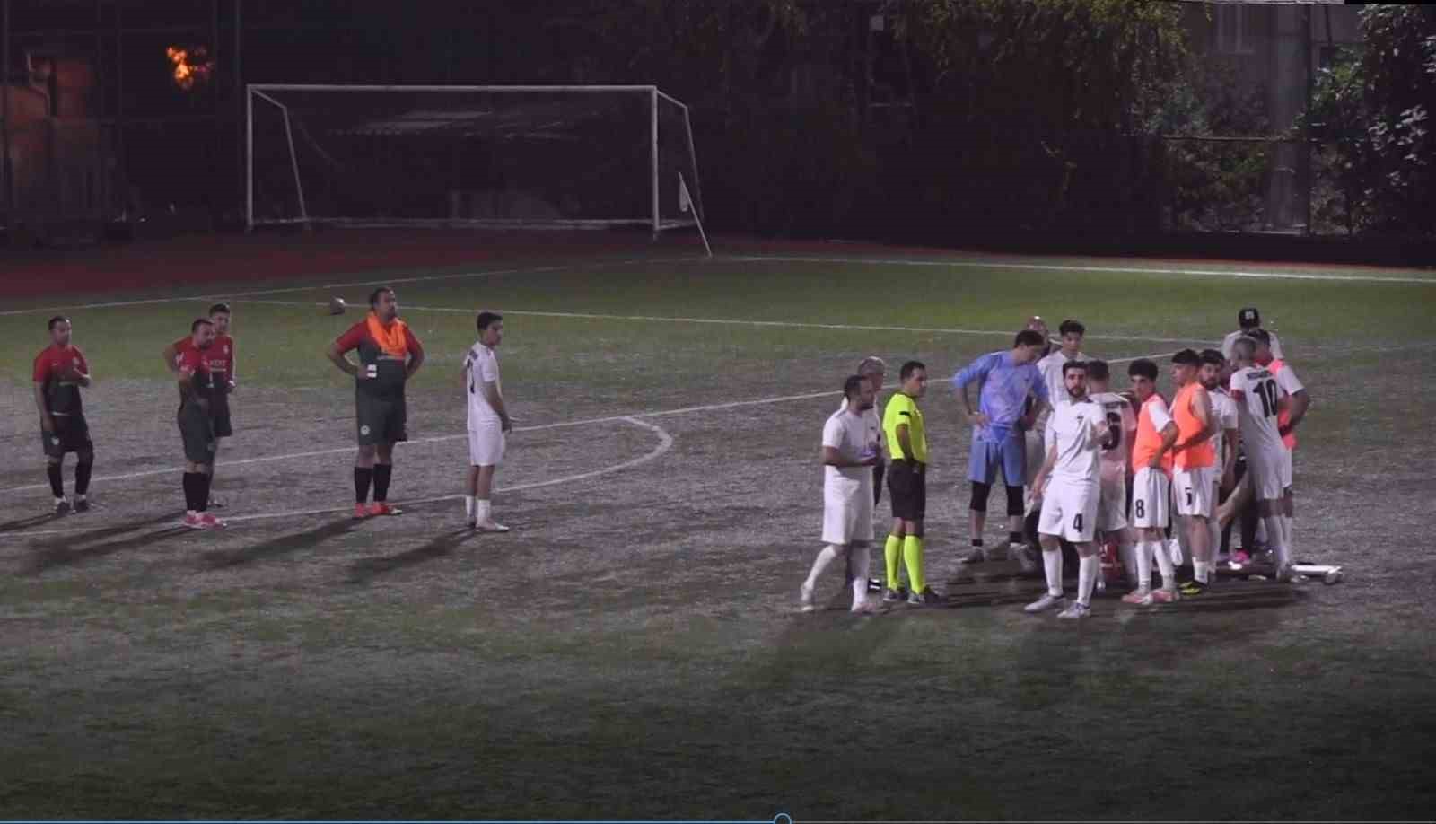 Denizli’de rakibiyle çarpışan futbolcu hastaneye götürüldü