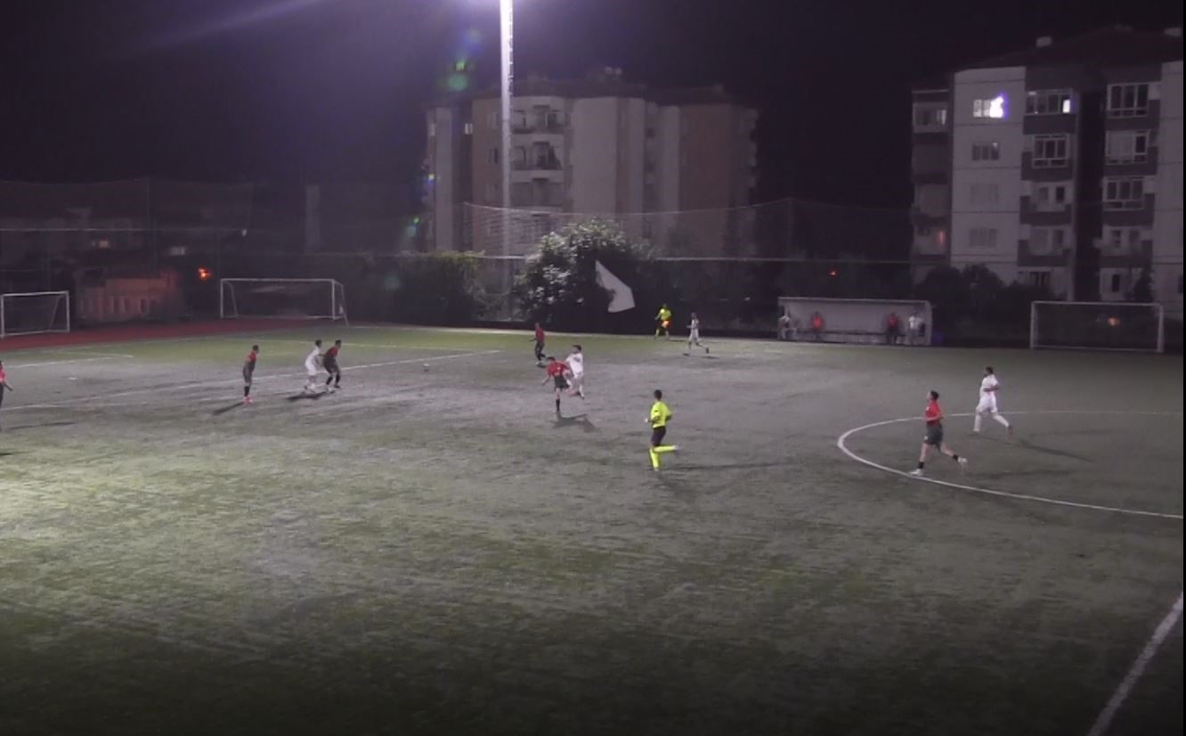 Denizli’de rakibiyle çarpışan futbolcu hastaneye götürüldü