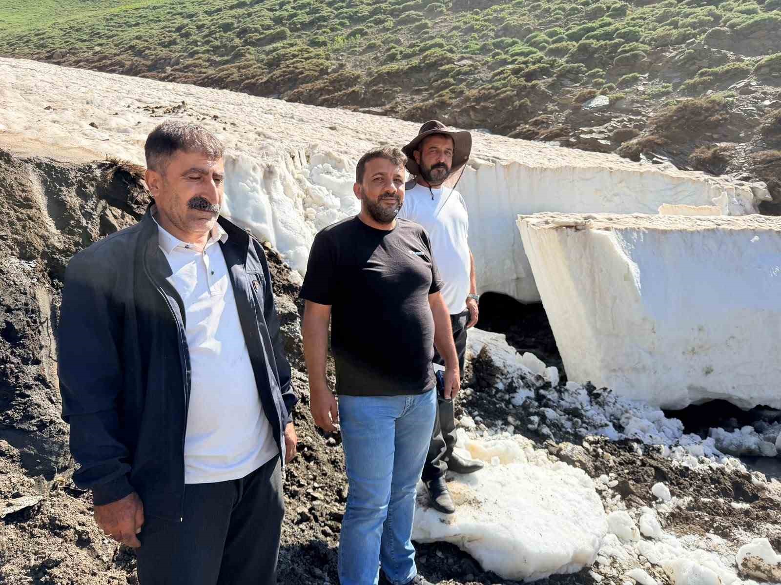 Berivanlar için karla mücadele: 3 bin 300 rakımlı mezra yolunda zorlu mesai