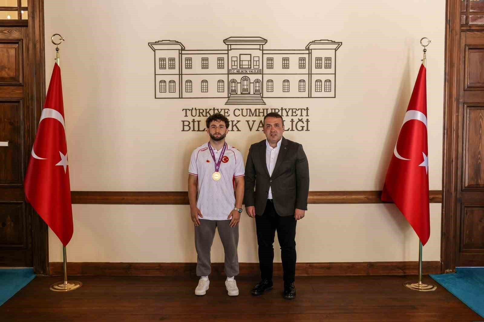 Avrupa şampiyonu güreşçiye Vali Sözer’den tebrik