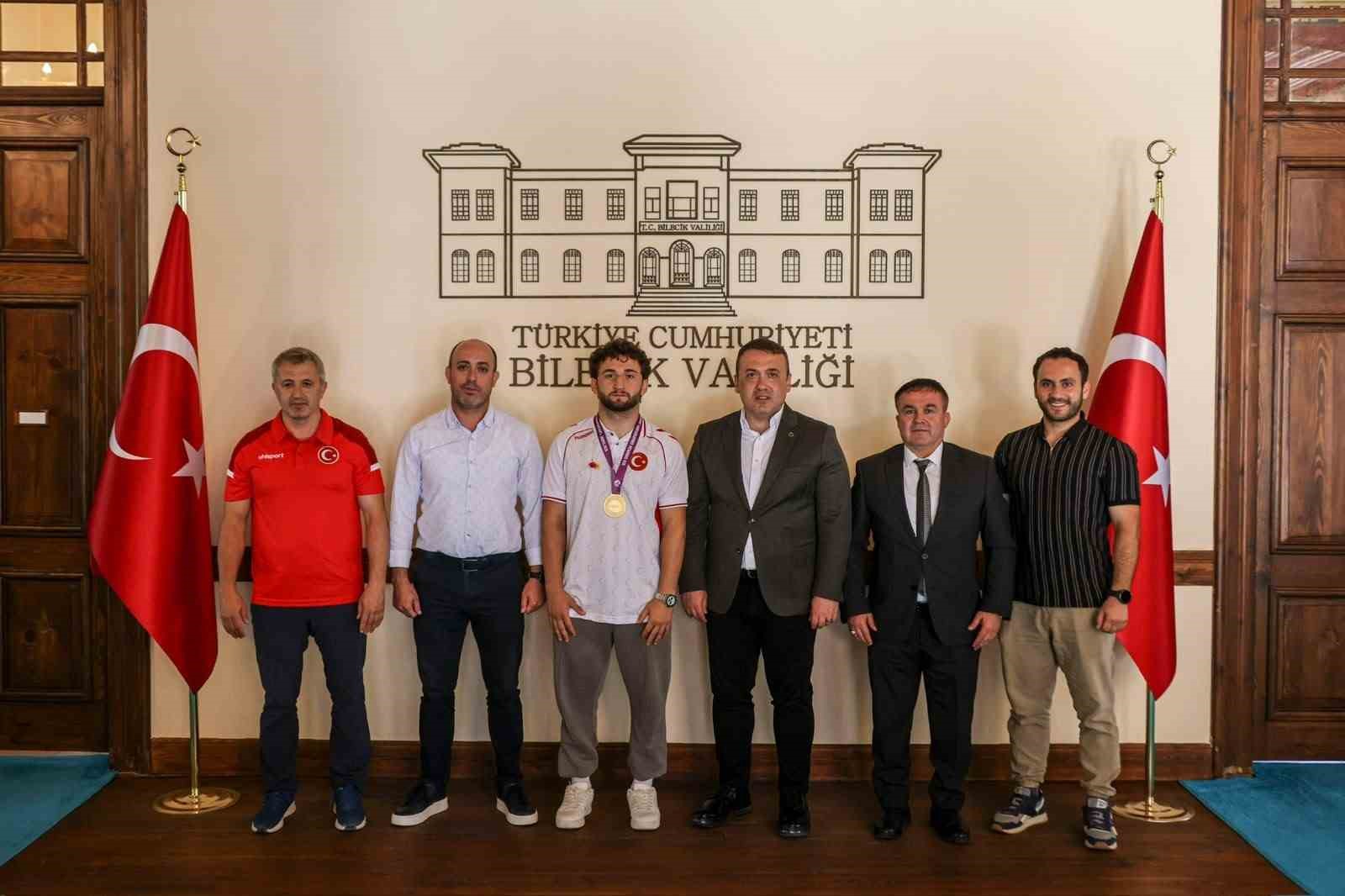 Avrupa şampiyonu güreşçiye Vali Sözer’den tebrik