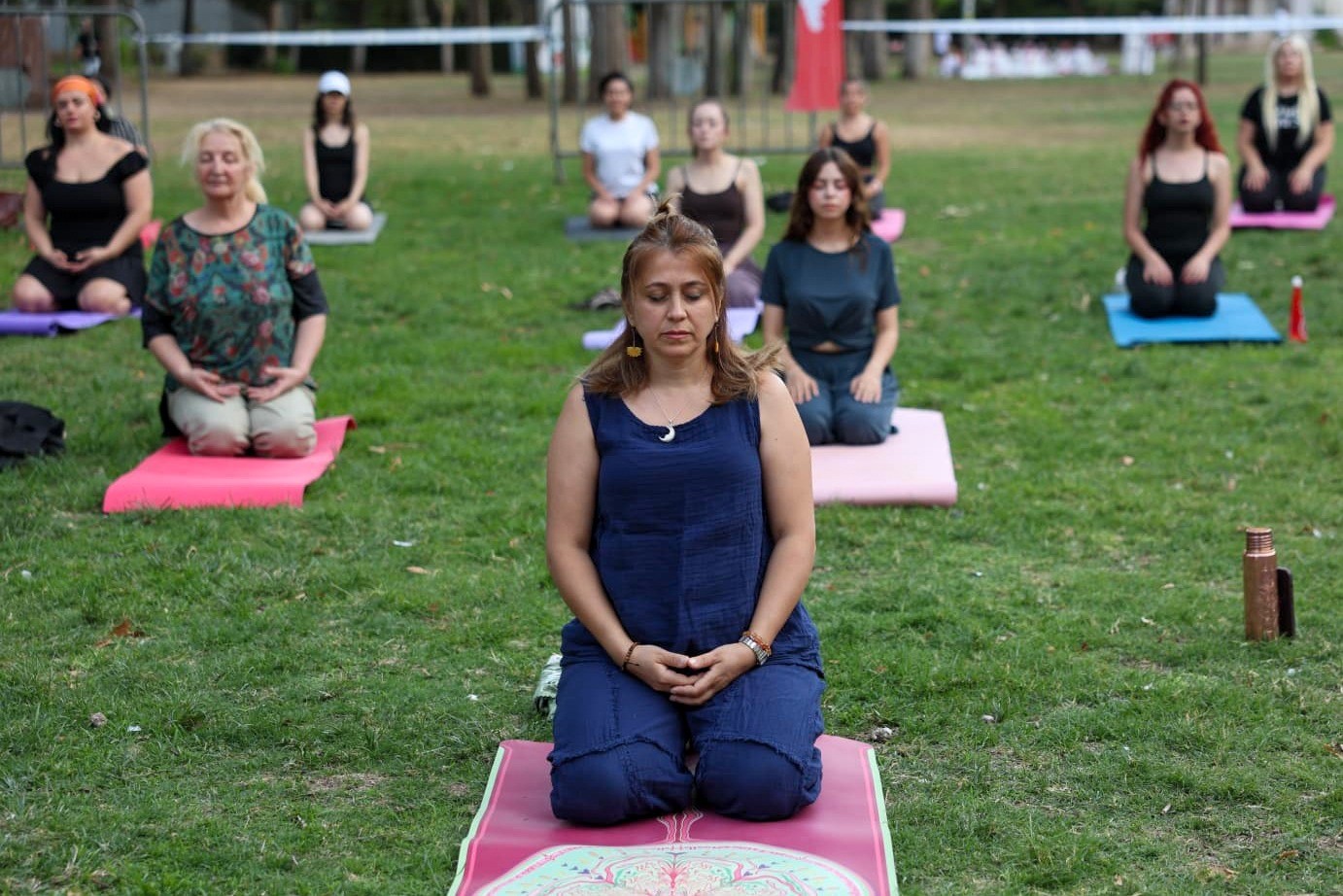 Efeler’de açık hava yoga etkinliği yoğun ilgi gördü